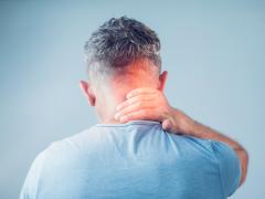 Man die naar een pijnlijke nek grijpt