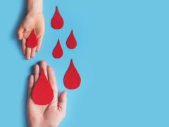 Handen met papieren druppels bloed