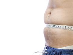 Een blote buik met meetlint eromheen