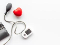 Illustratie van een bloeddrukmeter met een hart erbij