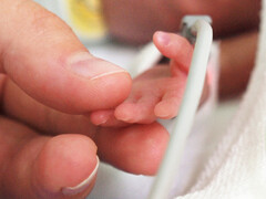 Moeder en vroeggeboorte baby eerste aanraking