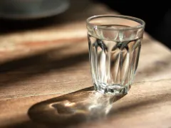 glas water op tafel
