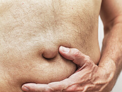 Blote buik met hand erop