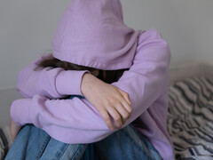 Iemand die met het hoofd in de handen zit