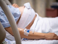 Zwangere vrouw in ziekenhuisbed