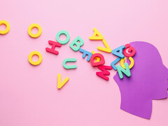 Hoofd waar letters uitkomen