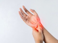 iemand met pijn in de pols