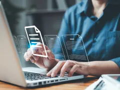 Beeld: Jinda Noipho/Istock.com Illustratie van computer waar brieven uitkomen