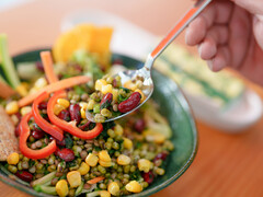Bord eten met peulvruchten en groenten