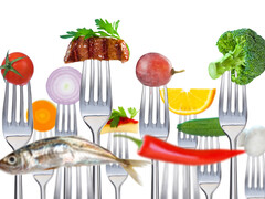 Illustratie van vorken met eten erop geprikt