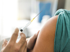 Arm met injectiespuit 