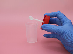 Hand met open monsterbekertje