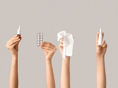 Handen die opties voor niesmedicatie vasthouden