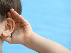 Kind met hand achter het oor