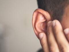 Iemand die aan zijn oor zit