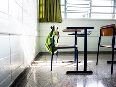 Tafel met stoel met daarover een BHV hesje
