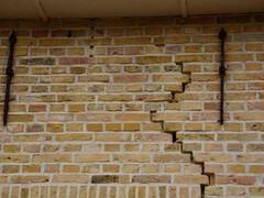 Muur met barst erin