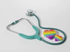 Stethoscoop met regenbooghartjes