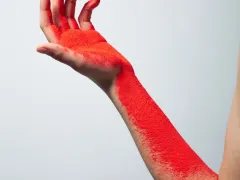 Arm bedekt met rood poeder