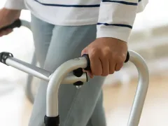 Iemand die met een rollator loopt