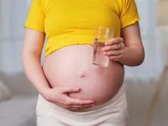 Zwangere vrouw met glas water 