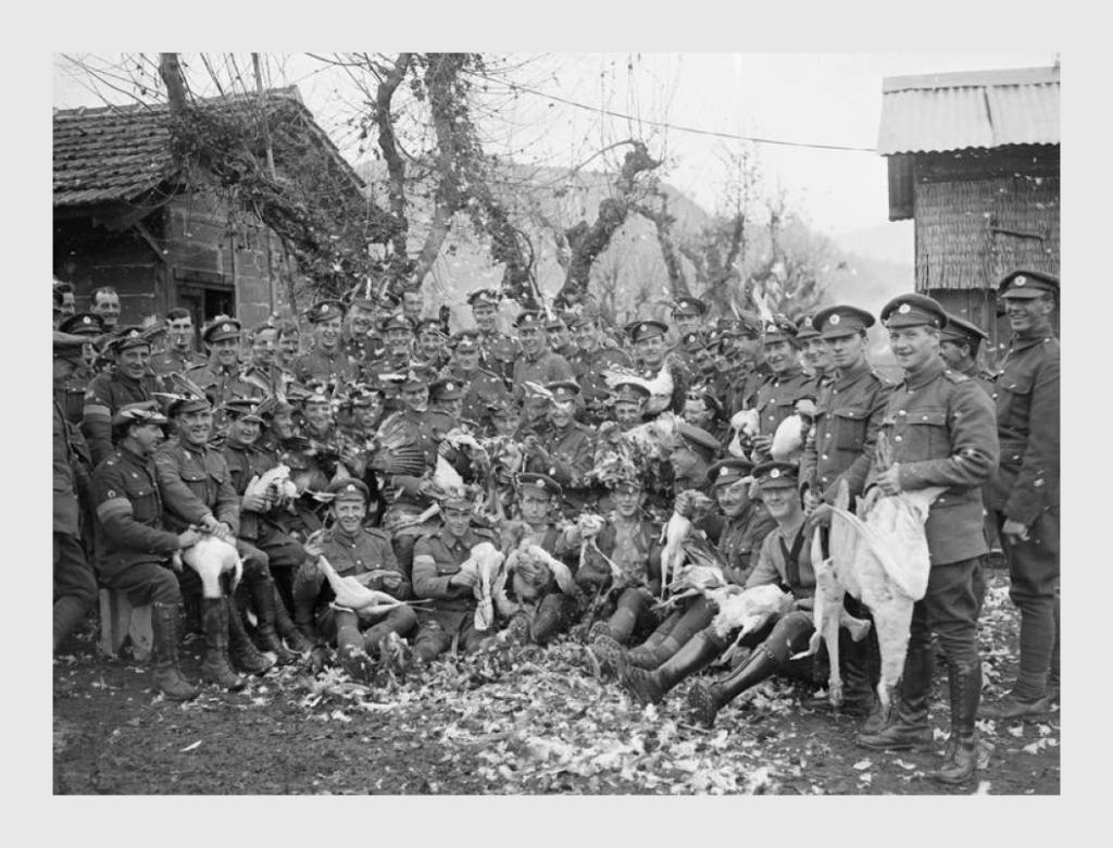 Figuur | Britse soldaten in Étaples plukken kalkoenen voor het kerstdiner