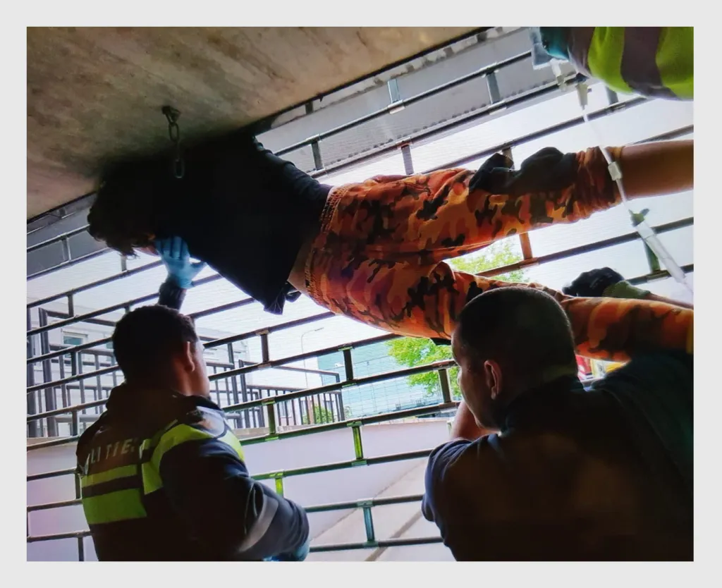 Figuur 2 | De jongen die bekneld is geraakt in een roldeur
