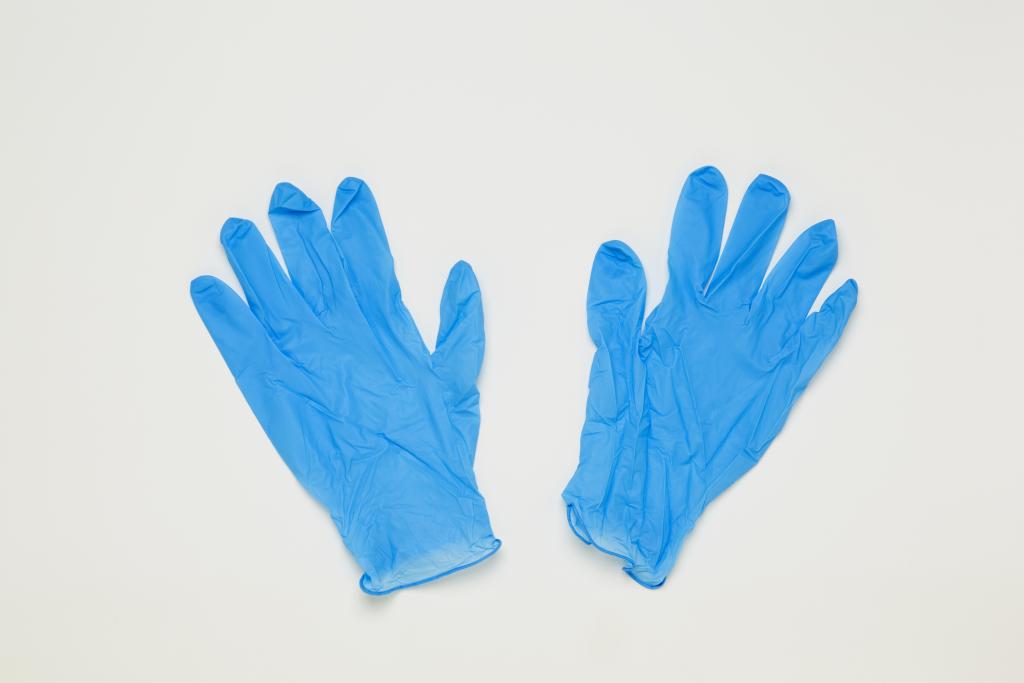 Twee blauwe nitril handschoenen