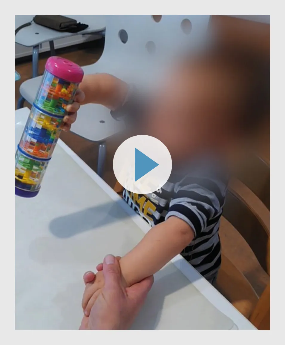 Video zuigeling met stijve elleboog