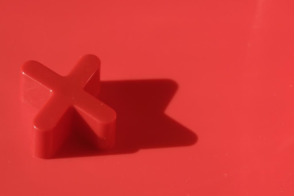 Rode achtergrond met een rood 3D kruis.