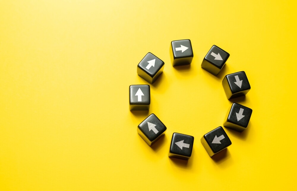 Blokjes met pijtjes erop die in een cirkel liggen