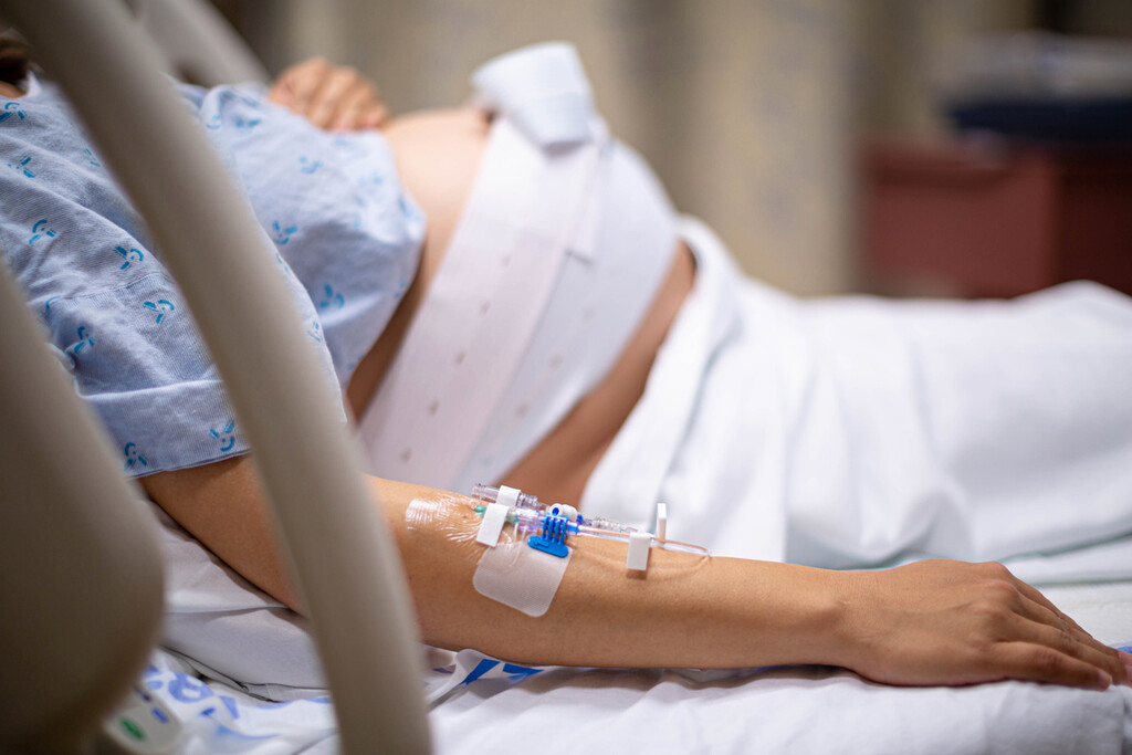 Zwangere vrouw in ziekenhuisbed