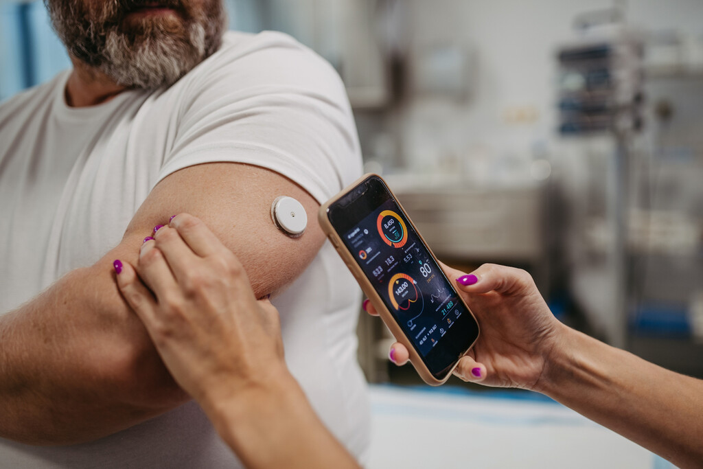Een glucosemeter-sensor die uitgelezen wordt
